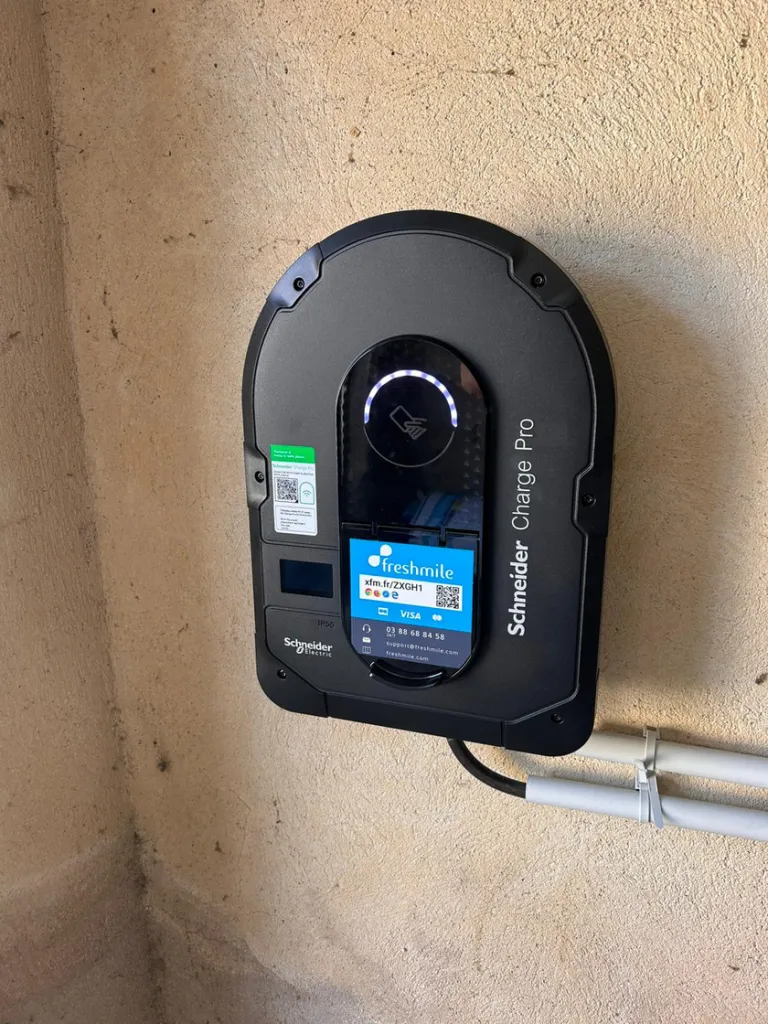Borne de recharge pour véhicule électrique installée par MGP Énergies en Dordogne