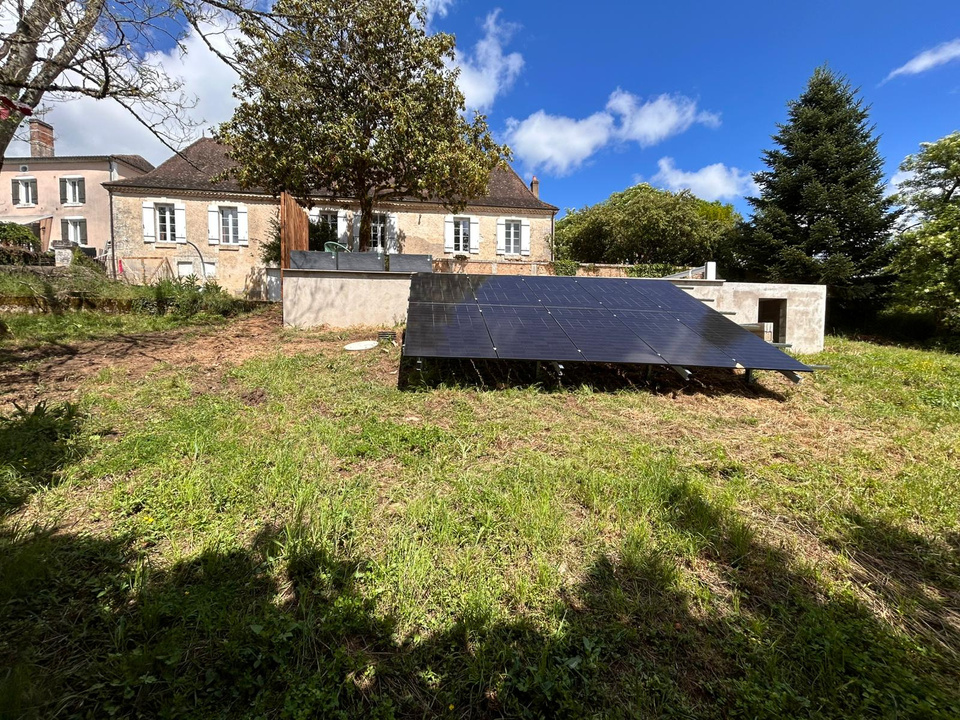 Installation de panneaux solaires au sol en Dordogne