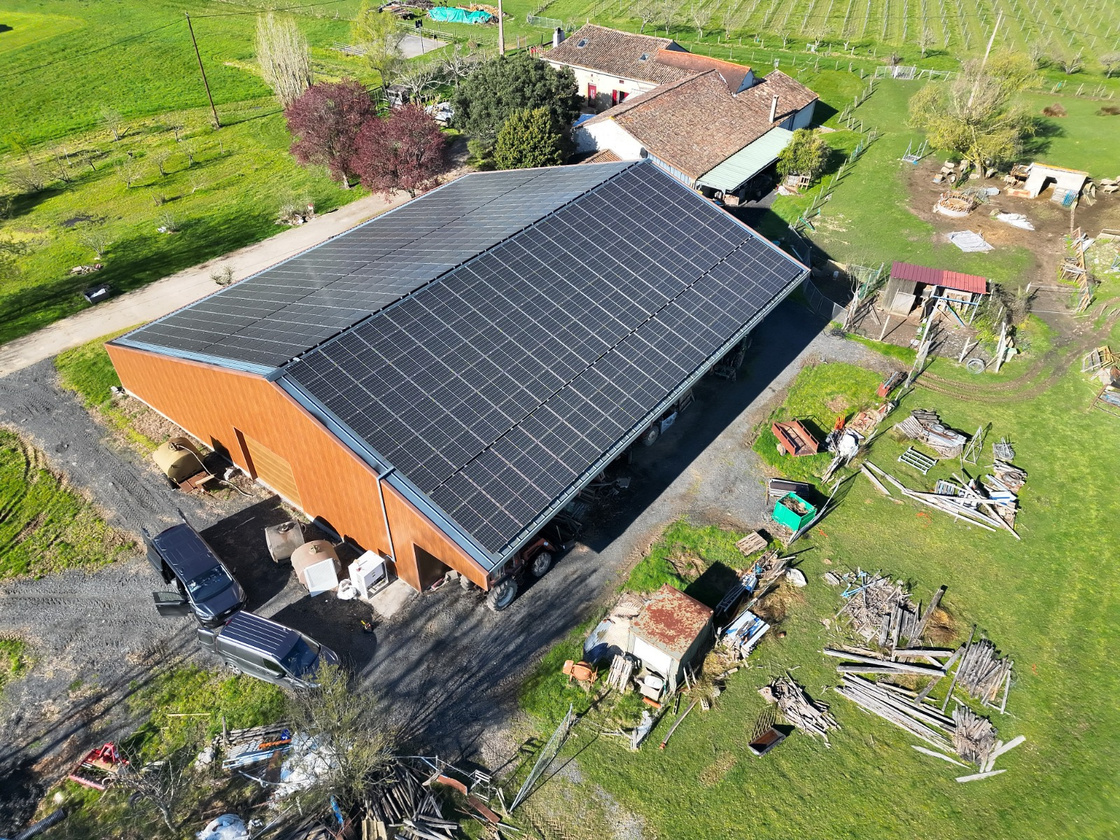 Installation de panneaux photovoltaïques sur toiture de hangar agricole en Dordogne