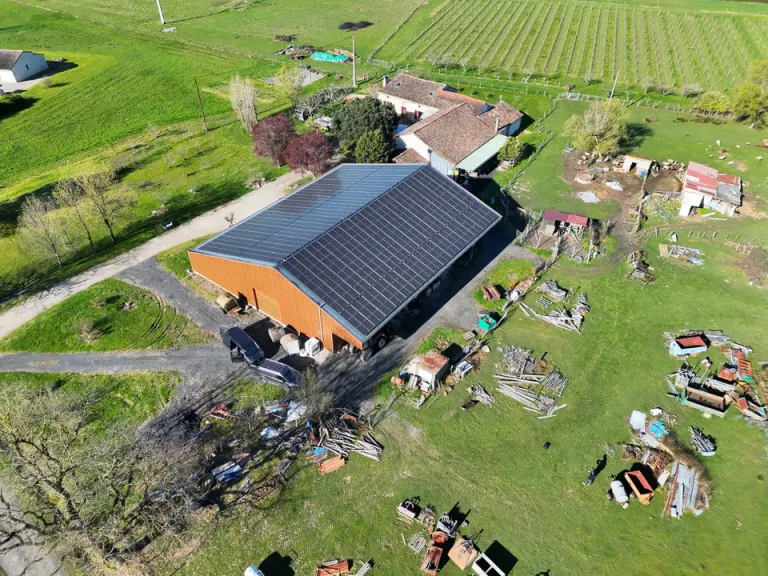 Installation de panneaux photovoltaïques sur toiture de hangar en Dordogne
