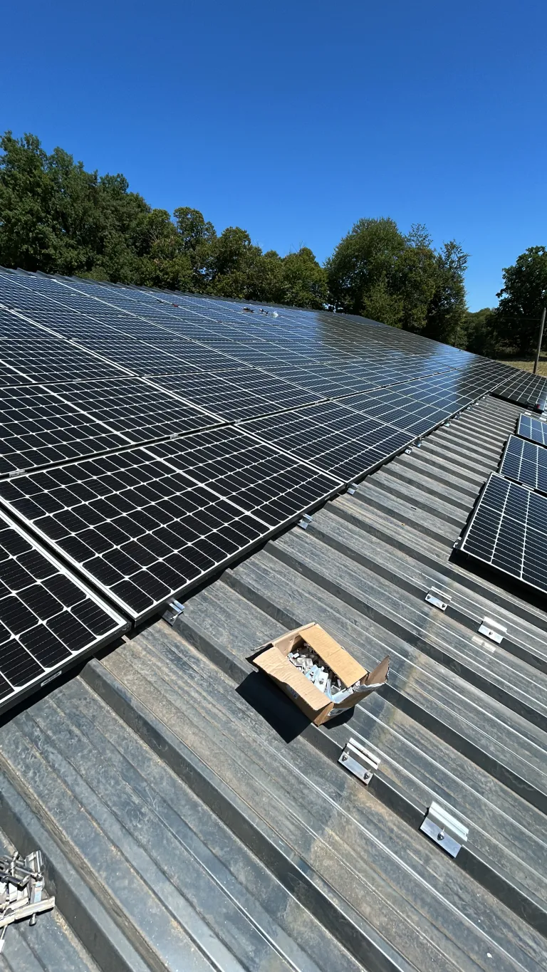 Rangées de panneaux solaires sur toiture en bac acier