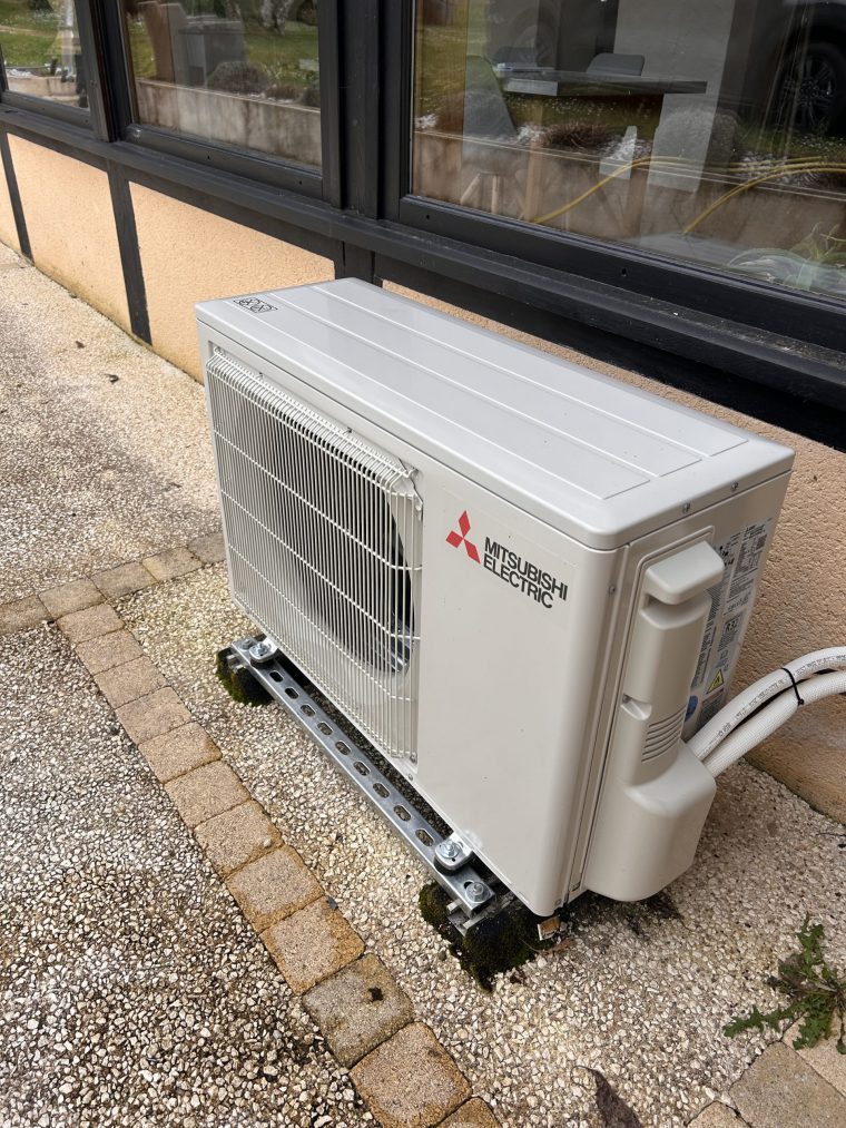 Unité extérieure de climatisation Mitsubishi Electric posée par MGP Énergies en Dordogne