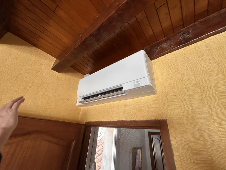 Unité murale de climatisation sous plafond en bois