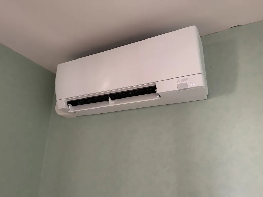 Climatiseur mural dans une chambre, installé par MGP Énergies