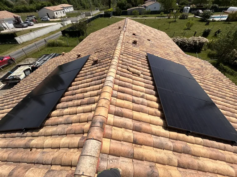 Panneaux solaires sur les deux pans d’une toiture en tuiles