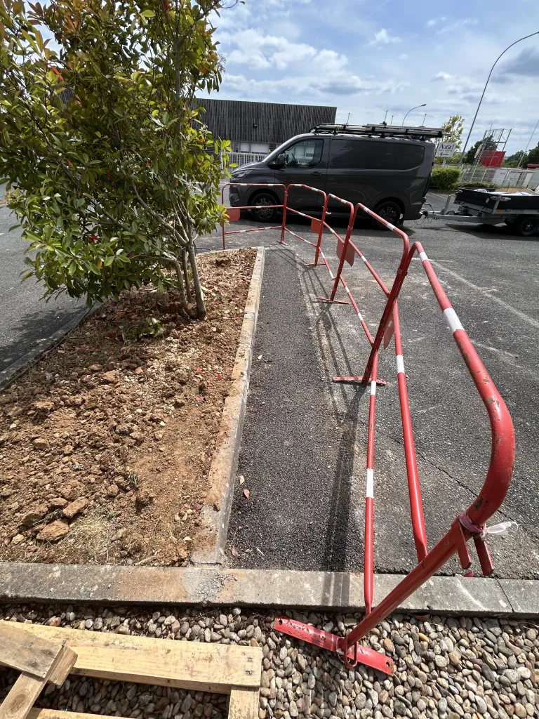 Préparation des fourreaux pour bornes de recharge sur un parking