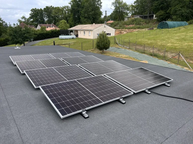 Panneaux solaires posés sur un toit terrasse en Dordogne