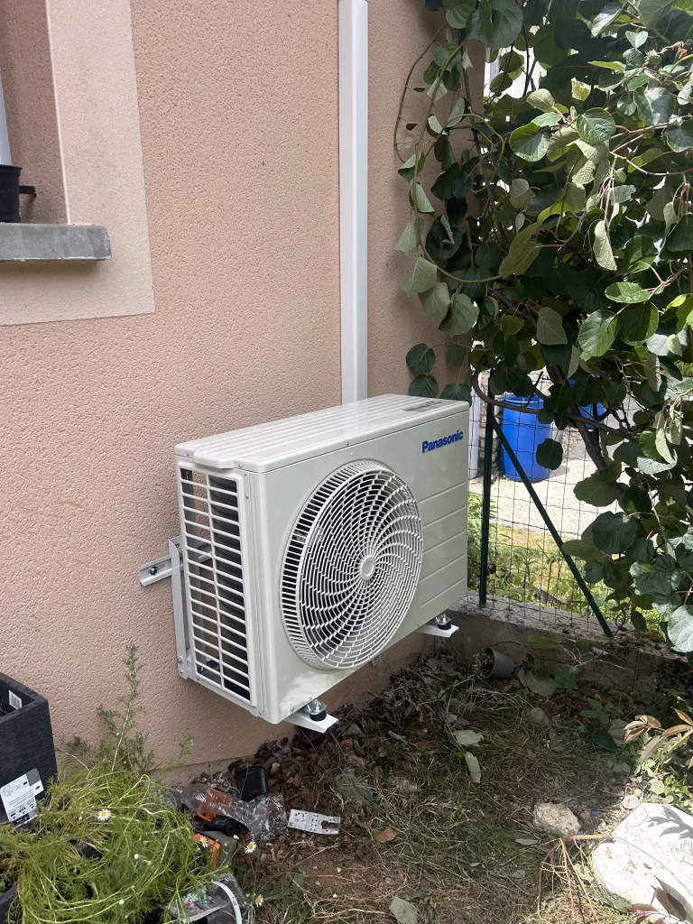 Unité extérieure de climatisation contre une façade
