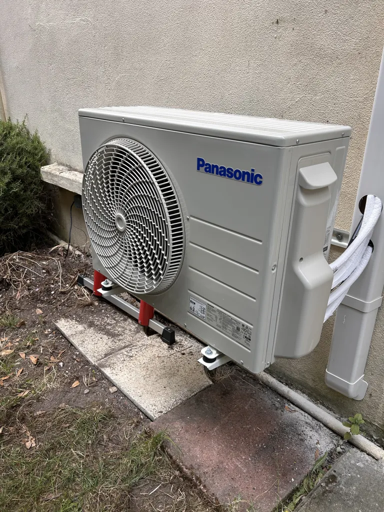 Unité extérieure de climatisation Panasonic sur support