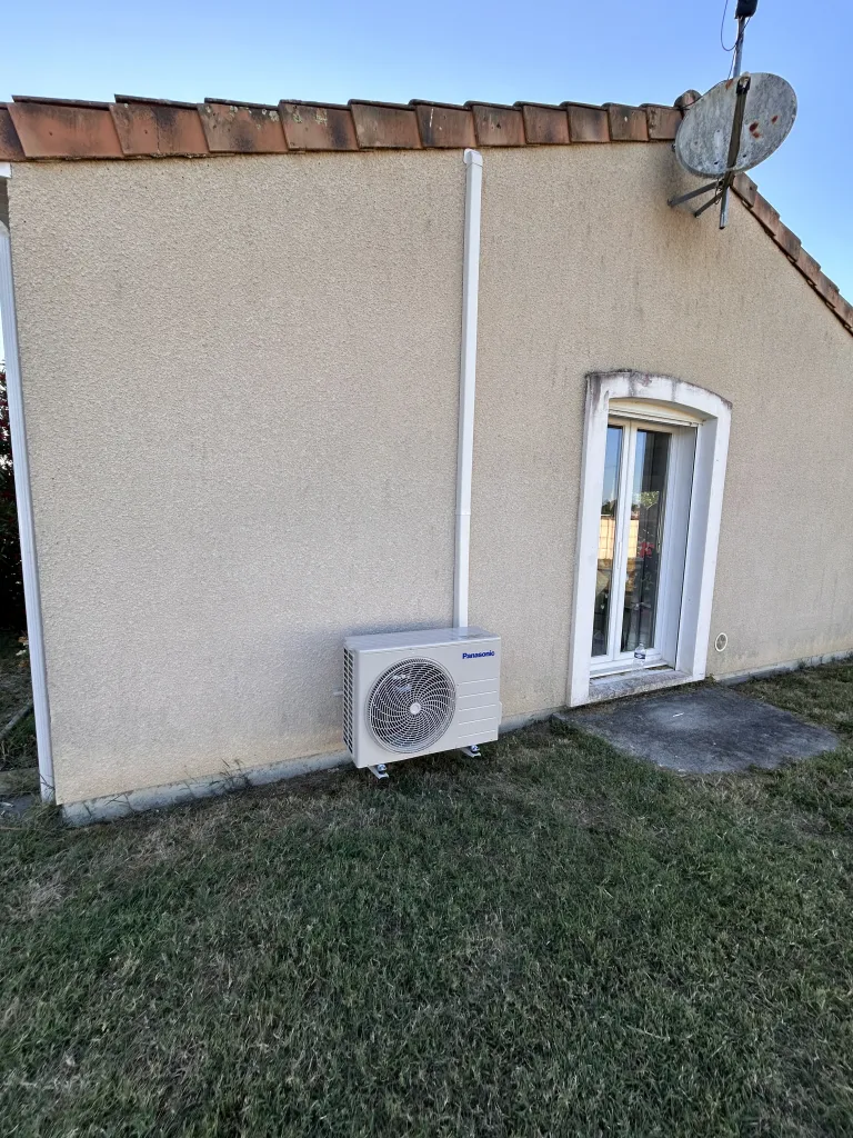 Unité extérieure de climatisation en pignon de maison