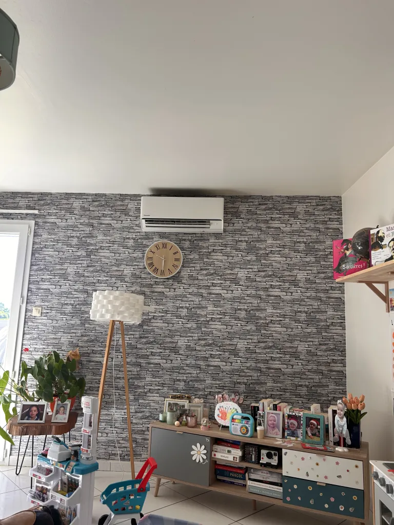 Climatiseur mural installé dans un séjour en Dordogne