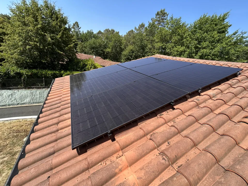 Panneaux solaires sur toiture en tuiles d’une maison en Dordogne
