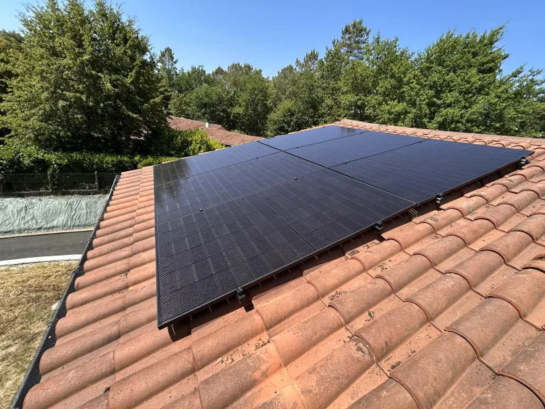 Panneaux solaires sur toiture en tuiles d’une maison en Dordogne