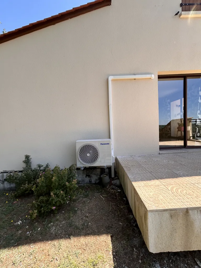 Unité extérieure de climatisation posée au sol