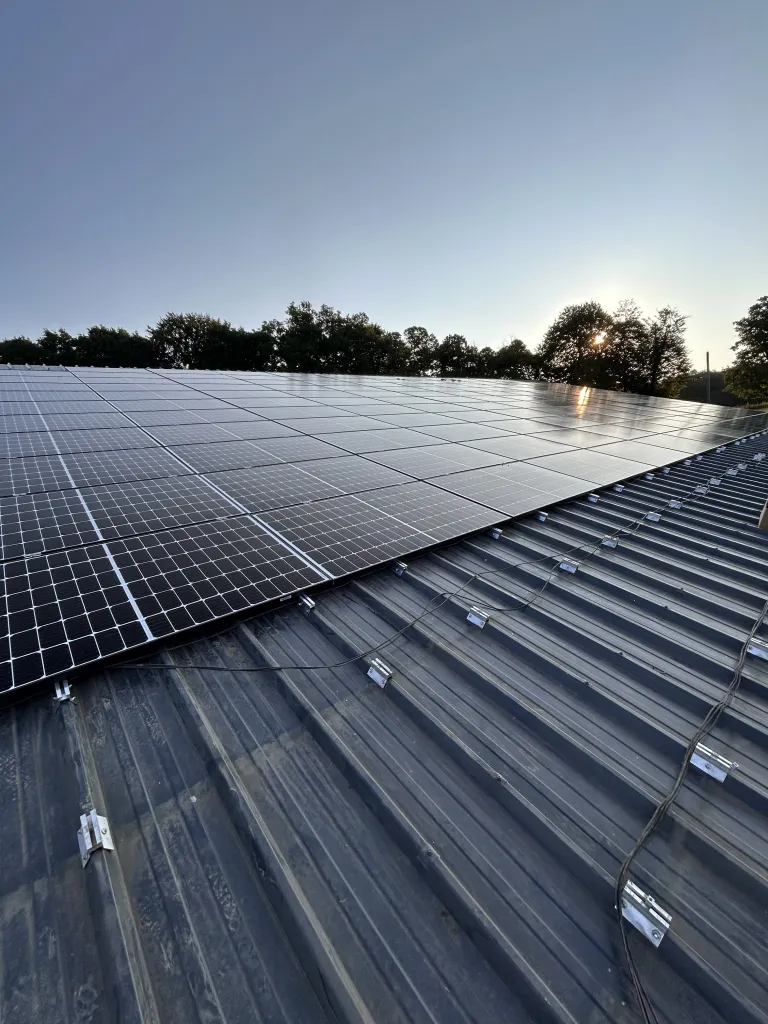 Grande toiture photovoltaïque sur bâtiment professionnel en Dordogne