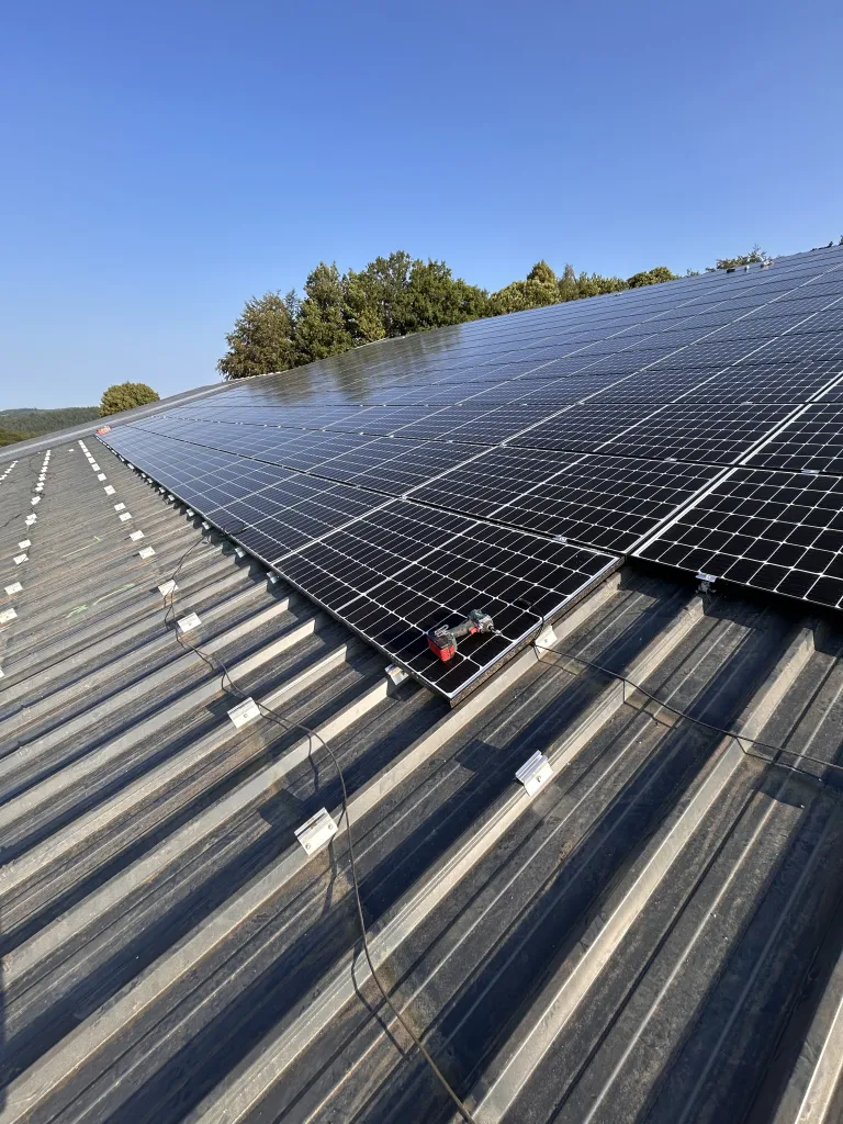 Panneaux solaires sur toiture en bac acier d’un bâtiment en Dordogne
