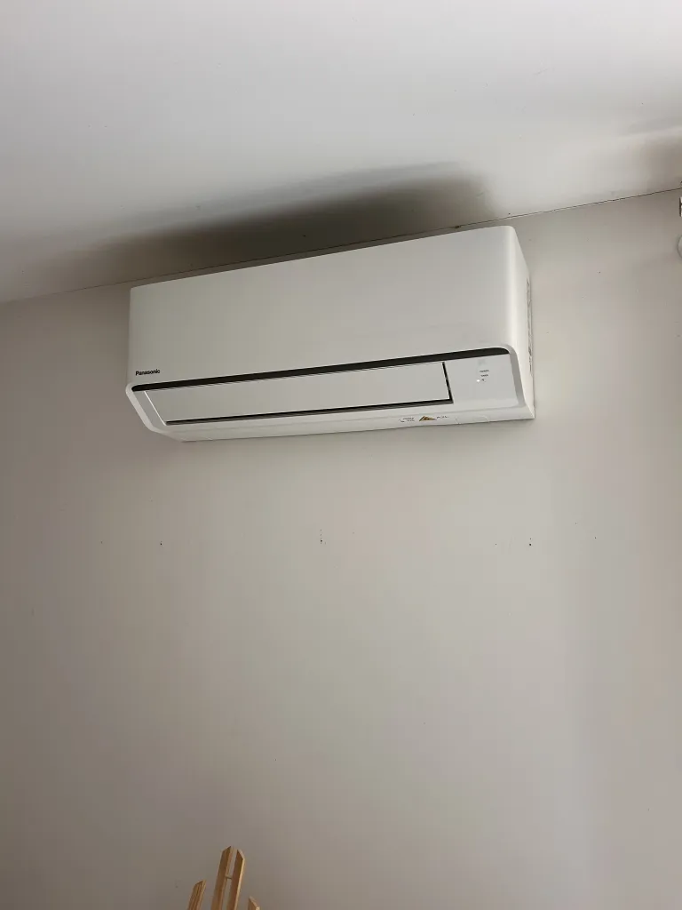 Climatiseur mural blanc installé en Dordogne