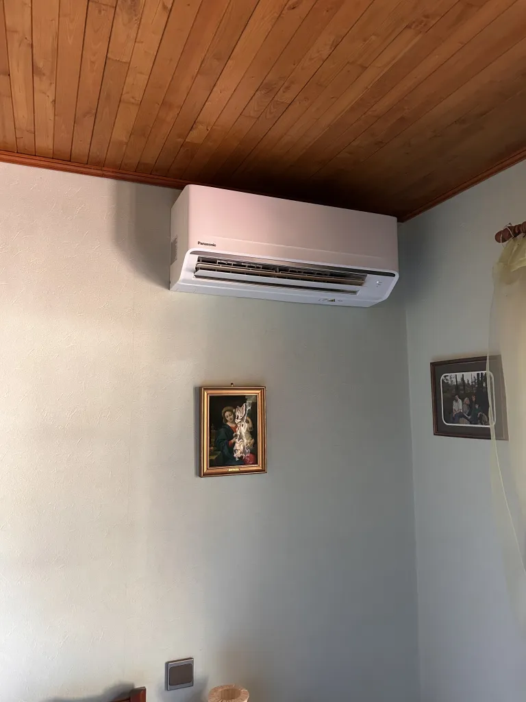 Climatiseur mural sous plafond lambrissé
