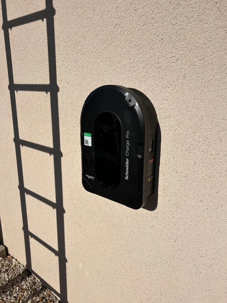 Wallbox de recharge pour véhicule électrique fixée en façade