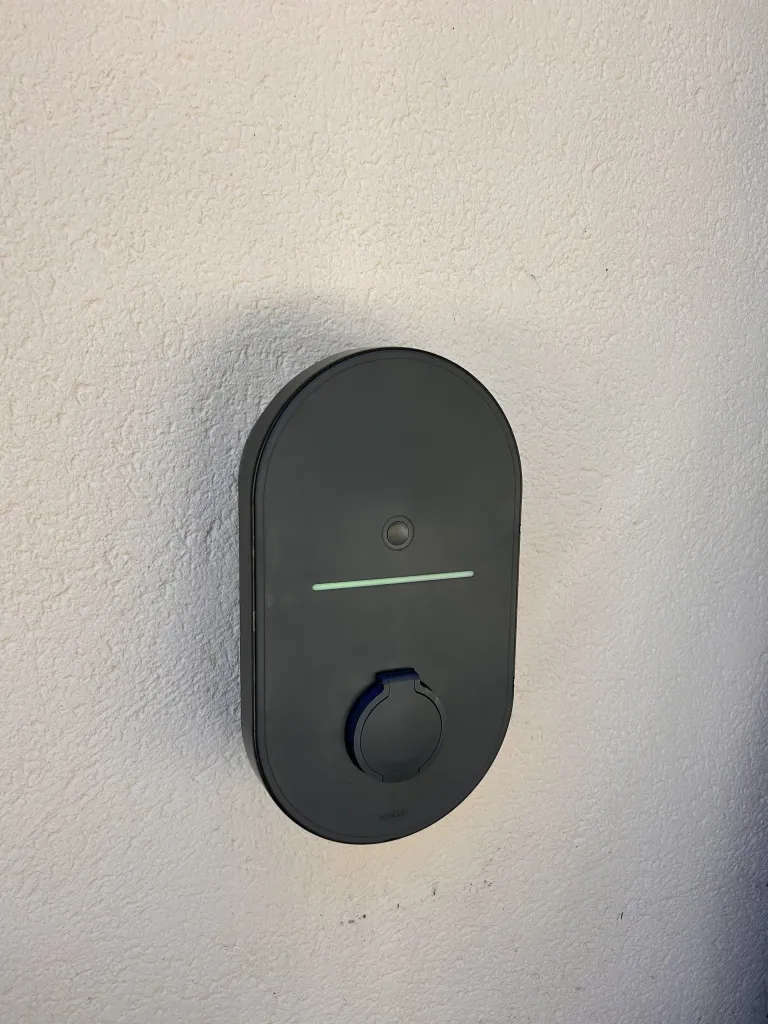 Borne de recharge murale pour véhicule électrique installée par MGP Énergies en Dordogne