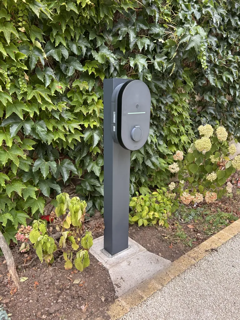 Borne de recharge sur pied pour véhicule électrique installée en Dordogne