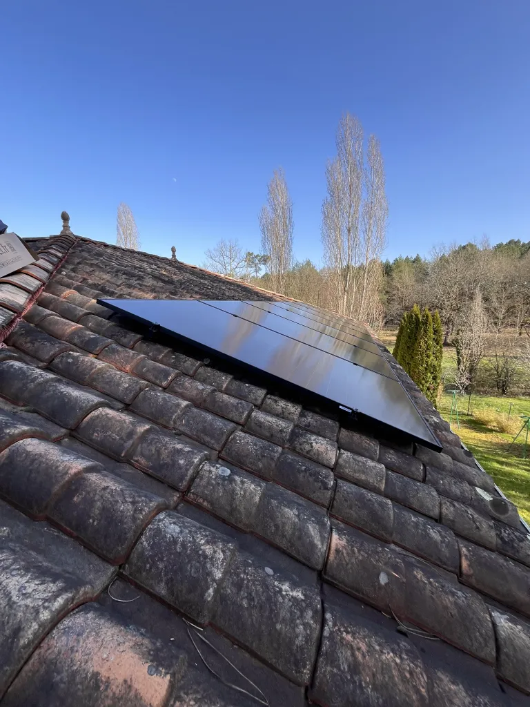 Panneaux solaires sur toiture en tuiles anciennes en Dordogne